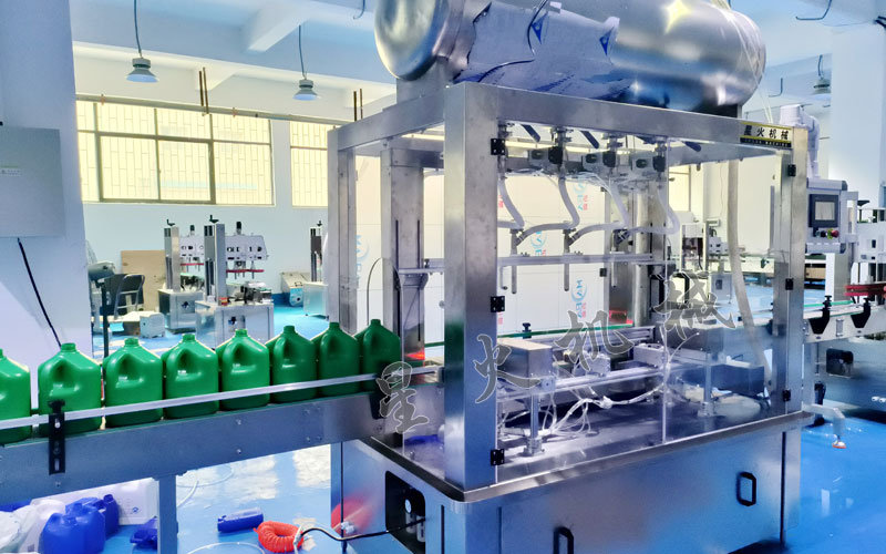 4頭稱重灌裝機(jī)-南京液體肥料灌裝機(jī)實(shí)拍