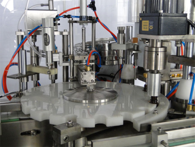 小瓶醫(yī)藥水灌裝封口機(jī)細(xì)節(jié)展示