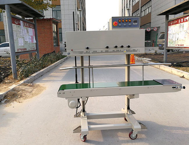 自動(dòng)封口機(jī)設(shè)備展示